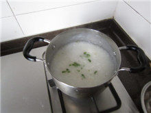 14、生滚鱼片粥,关火，撒上葱花；