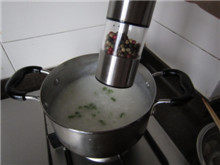 15、生滚鱼片粥,撒上适量胡椒粉；