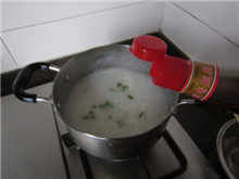 16、生滚鱼片粥,最后点入香油，即可。