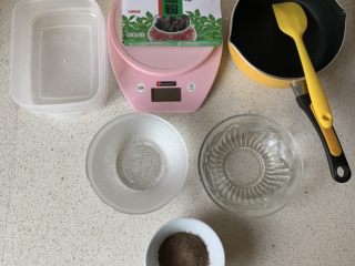 1、黑凉粉冷饮,先把材料称好备用