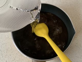 4、黑凉粉冷饮,倒入热开水，搅拌均匀