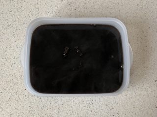 8、黑凉粉冷饮,倒入模具，冰箱冷藏30分钟左右