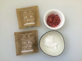1、燕麦枸杞粥,准备食材