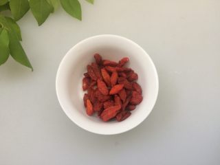 4、燕麦枸杞粥,枸杞子洗净备用