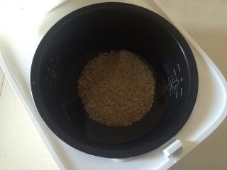 5、燕麦枸杞粥,锅中放入适量的水，把糙米、燕麦仁都放入锅中选择煮粥程序，启动电饭煲