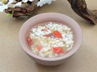 6、燕麦枸杞粥,放入枸杞子、白糖再焖煮一分钟，即可