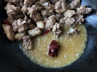 5、酱香啤酒鸭,把鸭子撇到一边，放入郫县豆瓣酱炒出红油