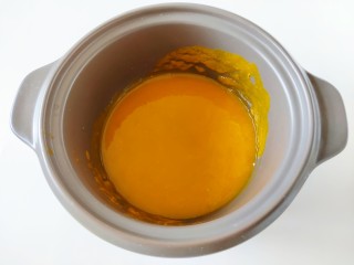 1、南瓜蜜豆馒头,南瓜去皮蒸熟之后加少许水入榨汁杯中，榨成南瓜泥倒入和面盆中备用。