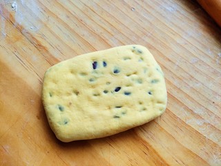 11、南瓜蜜豆馒头,用擀面杖稍微压一下，再擀薄一些。