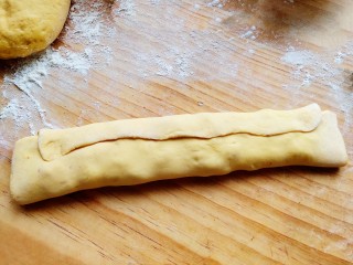 9、南瓜蜜豆馒头,然后从下往上叠起。如上图。