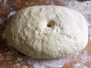 5、豆沙白玉卷,发至差不多有原来的两倍大，用手指在面团中间戳一个洞，洞不会回缩、塌陷，就是发酵好了。