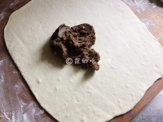 7、豆沙白玉卷,放上豆沙。