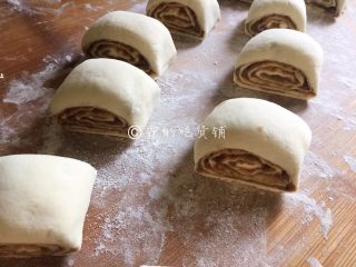 10、豆沙白玉卷,卷完后，切成合适的大小，进行二次发酵（夏季20分钟左右，冬季时间要长些）。