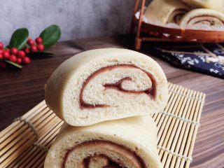 11、豆沙白玉卷,二发完成，开水上锅，蒸20分钟。