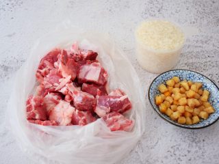 1、干贝排骨粥,准备好材料