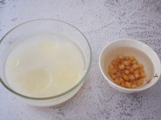 2、干贝排骨粥,干贝洗净用100克纯净水提前泡发备用，大米淘洗干净后放入容器中，加入适量的水和一汤匙香油，浸泡30分钟