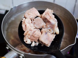 4、干贝排骨粥,大火烧开捞出浮沫再捞出排骨