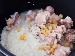 8、干贝排骨粥,加入干贝连同泡干贝的水一起倒入