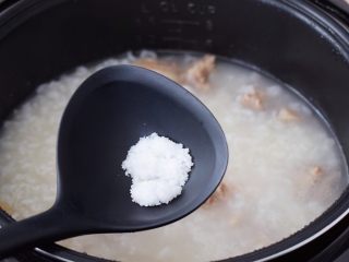 10、干贝排骨粥,按煮粥键开始煮粥，煮好后再根据个人口味加入适量的盐调味，用饭勺翻匀后，出锅前撒上葱花即可食用