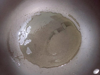 2、鸡蛋汉堡,锅中倒入橄榄油，加热至五成热。