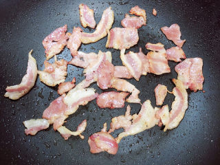 6、鸡蛋汉堡,中火煎至略显焦黄即可出锅。