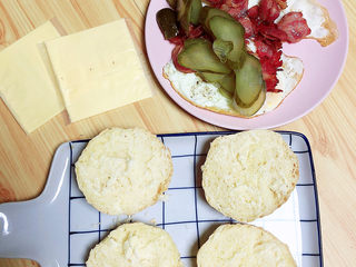 8、鸡蛋汉堡,准备好食材。面包胚、芝士片、酸黄瓜、培根、鸡蛋。