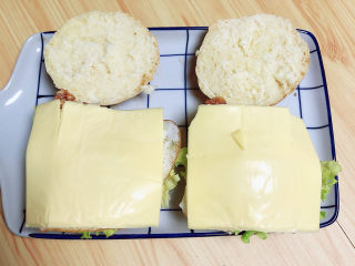 11、鸡蛋汉堡,再放上一层芝士片。