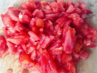 2、虾滑番茄豆腐蛋花羹,番茄切成小块