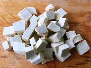 3、虾滑番茄豆腐蛋花羹,豆腐也切成小块