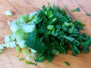 5、虾滑番茄豆腐蛋花羹,葱花香菜切好备用