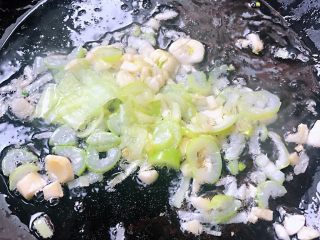 6、虾滑番茄豆腐蛋花羹,锅中倒入底油加热放入蒜、葱花爆香