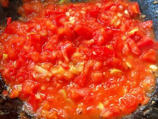 7、虾滑番茄豆腐蛋花羹,番茄大火翻炒炒出汤汁