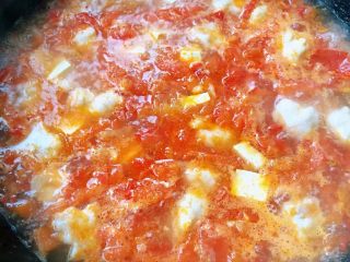 9、虾滑番茄豆腐蛋花羹,依次下入虾滑