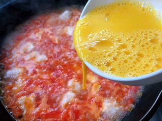 10、虾滑番茄豆腐蛋花羹,鸡蛋打散搅拌成蛋液均匀的淋入沸腾的汤汁中