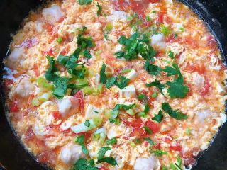 11、虾滑番茄豆腐蛋花羹,蛋花成形即熟放入盐和味精调味均匀最后撒上葱花和香菜提鲜即可出锅享用