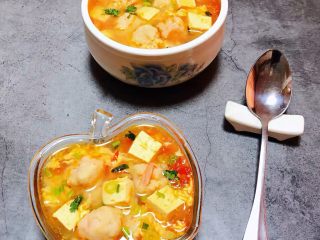 12、虾滑番茄豆腐蛋花羹,鲜美可口的虾滑番茄豆腐蛋花羹盛入容器中