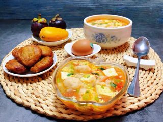 13、虾滑番茄豆腐蛋花羹,搭配鸡蛋、鲜虾饼和水果就是完美的标配早餐