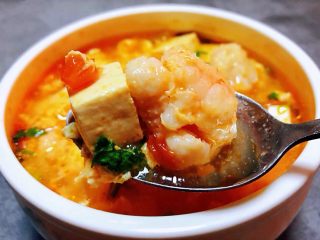 15、虾滑番茄豆腐蛋花羹,虾滑入口鲜嫩爽口混搭着豆腐和番茄蛋花的香味简直就是一级棒的口感