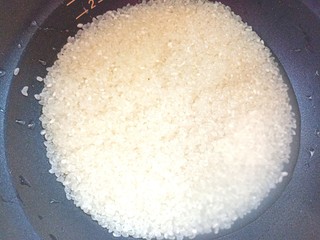 2、辣白菜肉松寿司卷,米淘洗干净