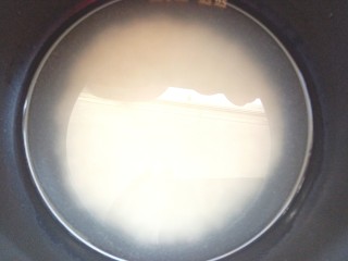 3、辣白菜肉松寿司卷,放入和平时蒸米饭的水一样即可，泡15分钟，按下精蒸米饭键蒸饭