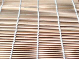 15、辣白菜肉松寿司卷,铺好帘子