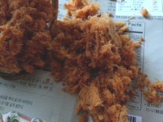 18、辣白菜肉松寿司卷,备好肉松