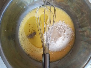 2、小四卷蛋糕,加入面粉40克，搅匀