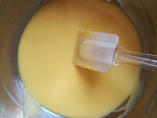 3、小四卷蛋糕,至无颗粒状无干粉的蛋液即可