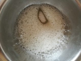 4、小四卷蛋糕,蛋清盆中加入10克白糖，打至起鱼眼泡，再加入10克白糖，继续打发