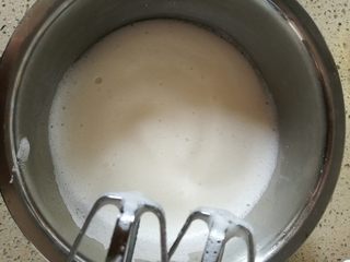 5、小四卷蛋糕,打至细腻，加入10克白糖