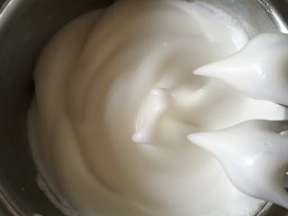 6、小四卷蛋糕,继续打发至如图状或者稍弯一点的弯钩也可以。