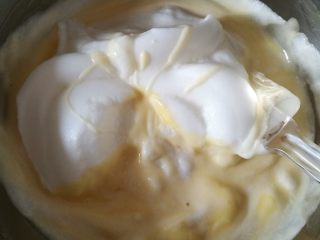 7、小四卷蛋糕,蛋白糊舀入蛋黄糊中。