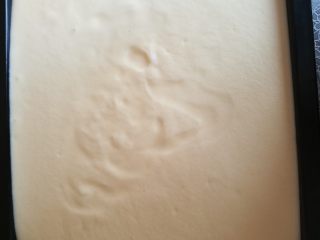 9、小四卷蛋糕,倒入烤盘中