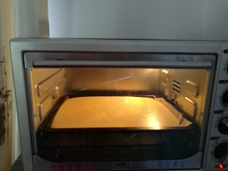 10、小四卷蛋糕,放入提前预热好的烤箱烤175度约18分钟